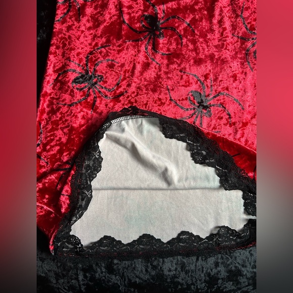 ROMWE: Red and Black Spider Midi Velvet Dress - Picture 4 of 4
